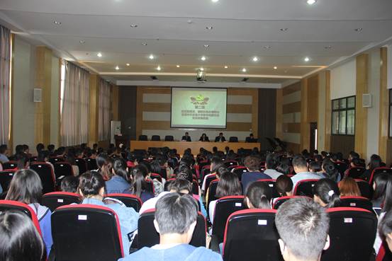 图1：向志钢同志宣读MK体育,MKsports,MK体育官网,MK体育在线投注党委关于党员发展的批复