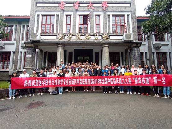 图2:MK体育官网在校学生热烈欢迎代表队载誉归来