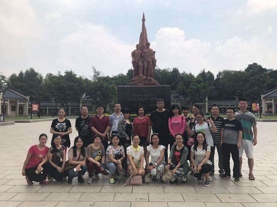 图2:李明瑞、韦拔群烈士纪念碑前合影