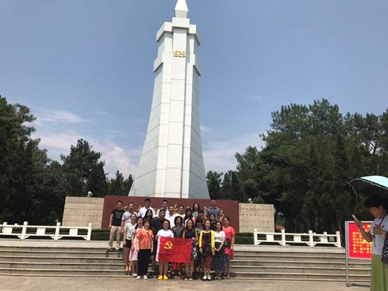 图3:百色起义烈士纪念碑前合影