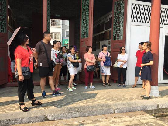 图4:党员们认真听经正书院讲解员讲解