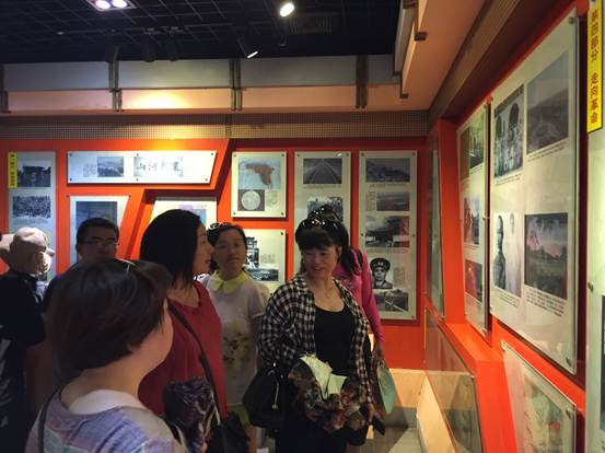 图5:党员们认真学习革命先烈的英雄事迹