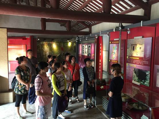 图6:党员们认真学习革命先烈的英雄事迹