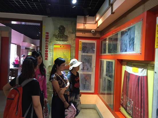 图7:党员们认真学习革命先烈的英雄事迹